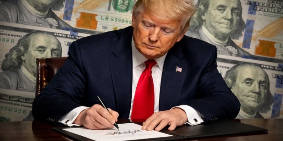 لأول مرة في تاريخ أمريكا.. الدولار يحمل توقيع دونالد ترامب 