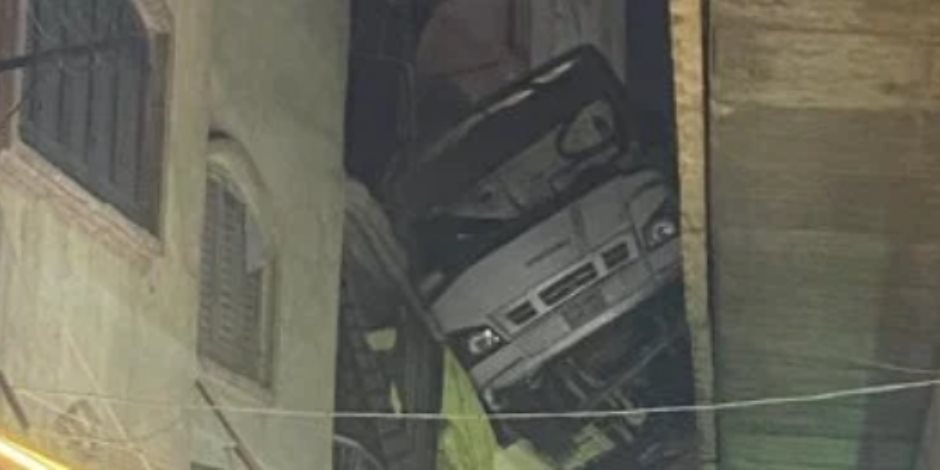  الأجهزة المعنية تدفع بمعدات لإنزال أتوبيس تعلق بالطريق الدائرى وعقار بالمهندسين 