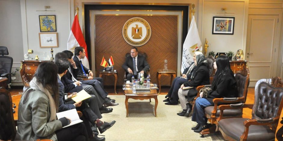 وزير التعليم العالي يبحث سبل تعزيز التعاون مع سفير مملكة إسبانيا ووفد جامعة IE الإسبانية