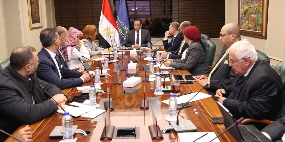 وزير الاتصالات يبحث مع رئيس SAP العالمية تعزيز الاستثمارات والتوسع في خدمات التعهيد بمصر.