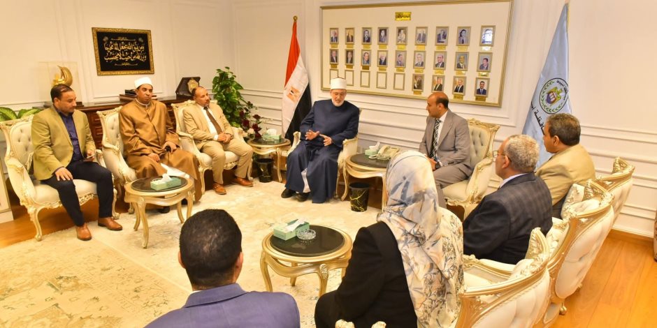وكيل الأزهر يلتقي محافظ أسيوط خلال زيارته للمحافظة للمشاركة في مؤتمر كلية الشريعة والقانون 