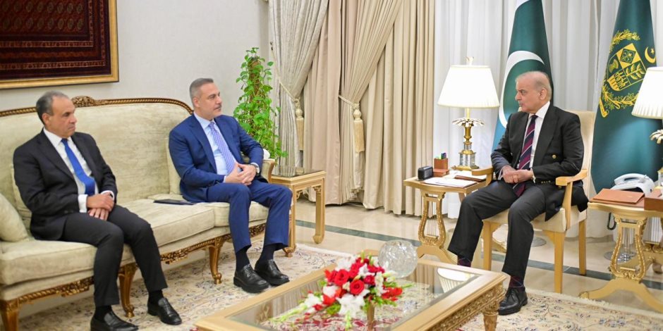 رئيس الوزراء الباكستاني يستقبل وزيرى الخارجية المصرى والتركي لخفض التصعيد