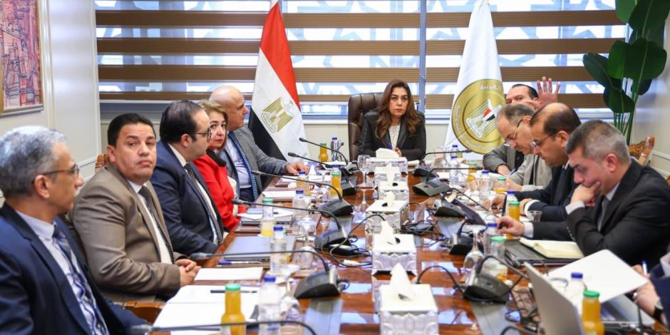 وزيرة التنمية المحلية والبيئة تتابع مع قيادات الوزارة الموقف التنفيذي لعدد من الملفات البيئية والتنموية بالمحافظات