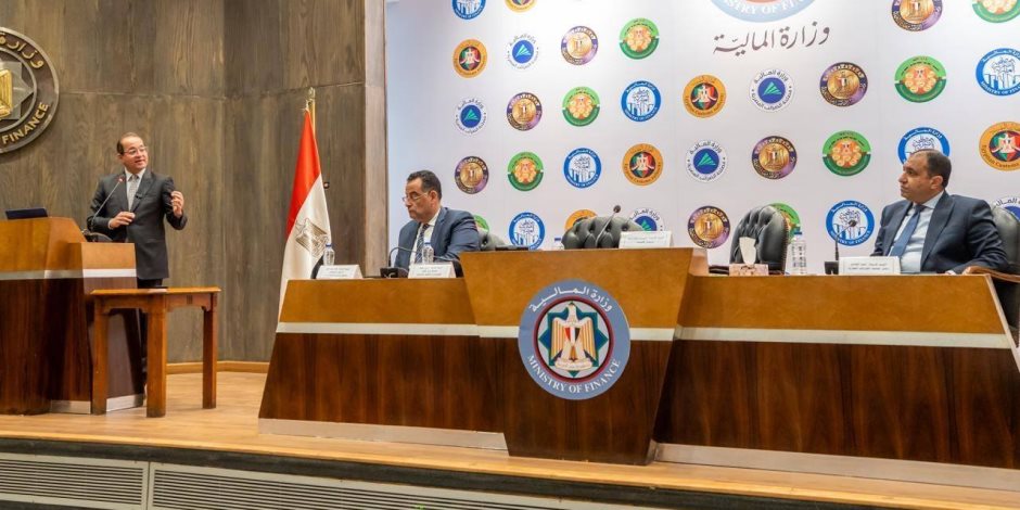 وزير المالية في حوار مفتوح مع قيادات وممثلي مناطق ومأمورات الضرائب العقارية: ▪︎«تسهيلات الضرائب العقارية» فرصة استثنائية لتبسيط الإجراءات.. والتطور للأفضل