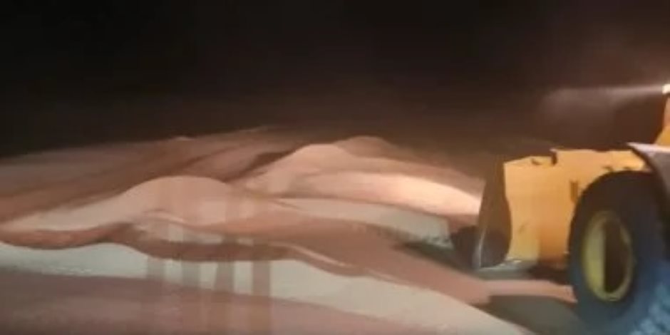 محافظ أسيوط: إعادة فتح طريق ديروط – الفرافرة بعد رفع تراكمات الرمال