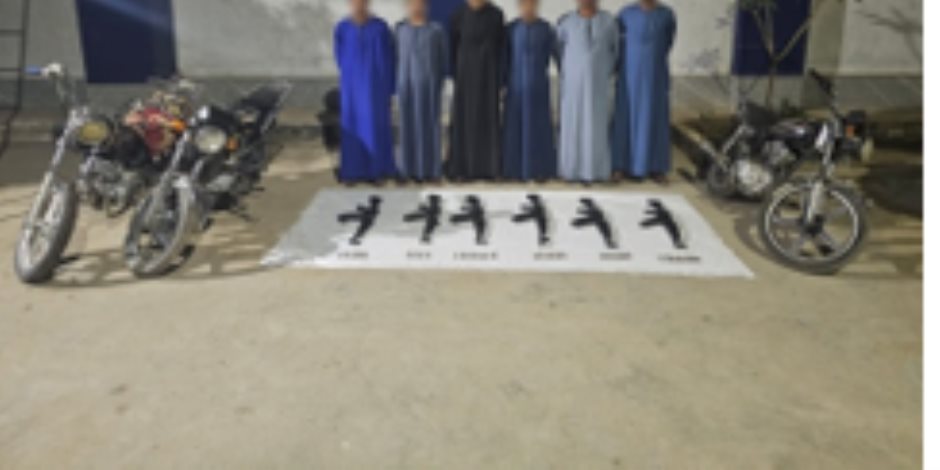 ضبط 6 أشخاص فى قنا استقلوا سيارتين ربع نقل ودراجات نارية وأطلقوا الأعيرة النارية بالهواء 