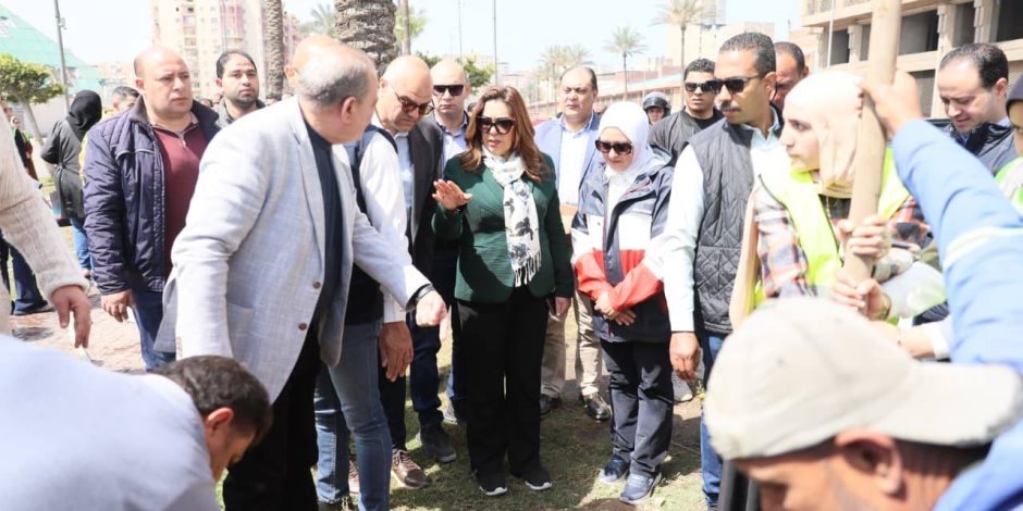  وزيرة التنمية المحلية والبيئة ومحافظ الإسكندرية يتفقدان أعمال زراعة الجزيرة الوسطى بشارع مصطفى كامل