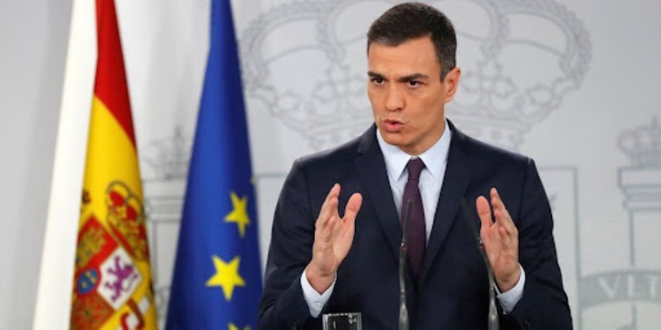 رئيس وزراء إسبانيا يدين الهتافات العنصرية في ودية مصر