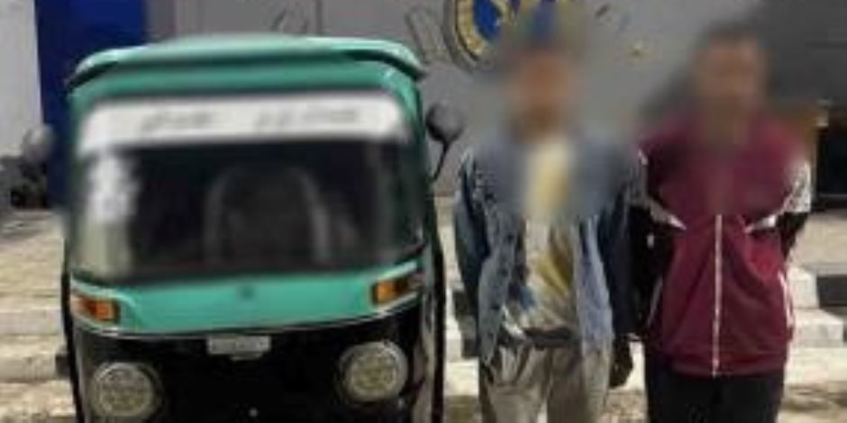 ضبط سائق "توك توك" "سحل" كلب نافق بمركبته بالقاهرة