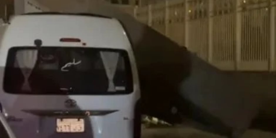 سقوط لوحة إعلانية بالمعادى وتحطم سيارة أسفلها ​بسبب سوء الأحوال الجوية