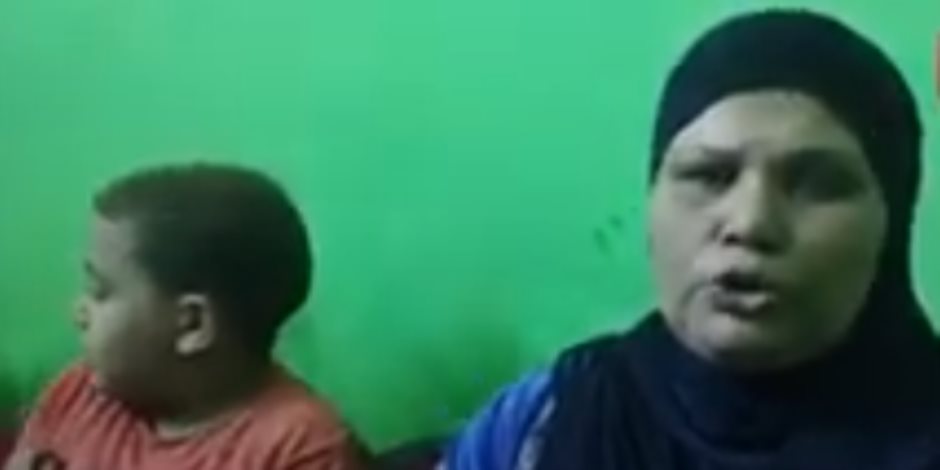 والدة تلميذ الحقيبة المفقودة بالمنيا: ابني ما بيحبش اللانشون والشنطة ضاعت