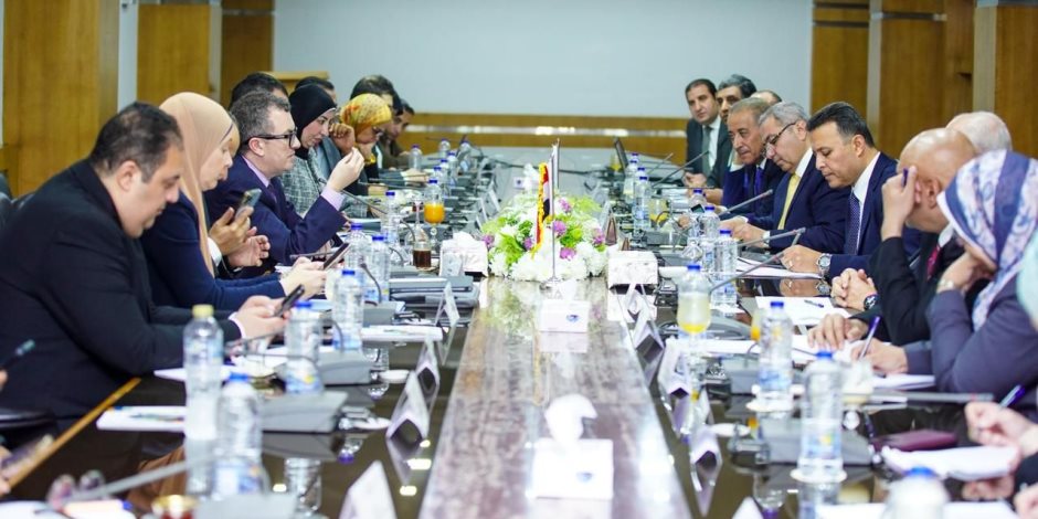 وزير التخطيط يبحث مع رئيس التعبئة والإحصاء الاستراتيجية المستقبلية للجهاز