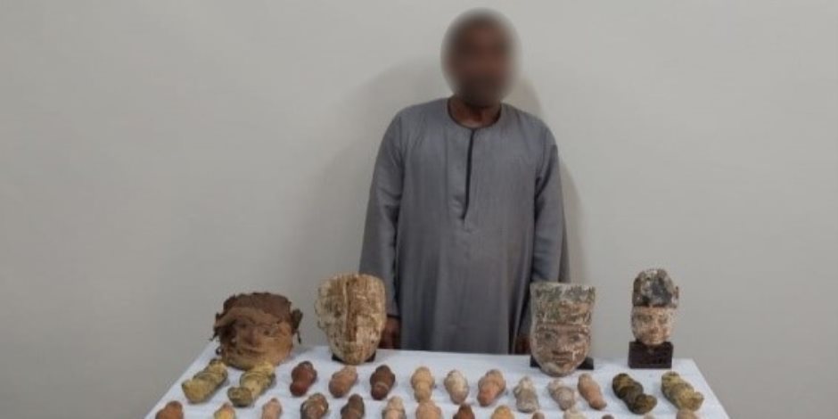 ضبط 277 قطعة أثرية بحوزة أحد الأشخاص بالمنيا بقصد الاتجار (صور)