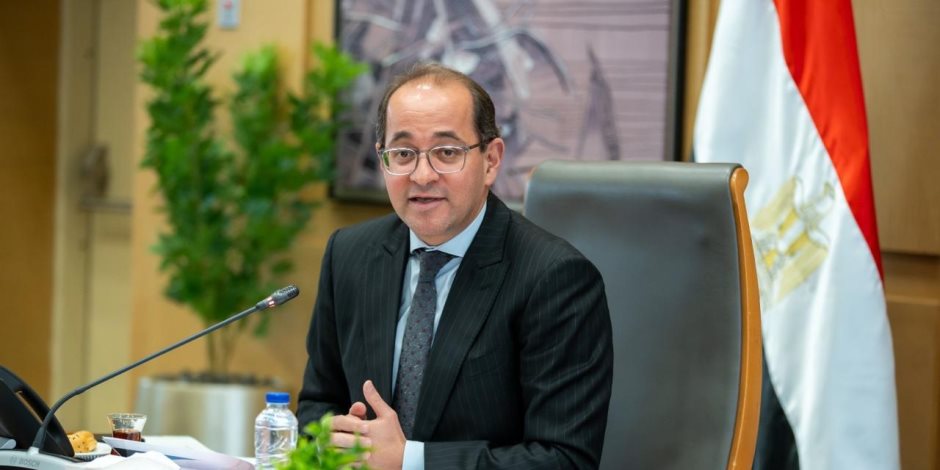 وزير المالية فى حوار مفتوح مع عدد من المفكرين وخبراء الاقتصاد: نستهدف أن تكون الموازنة الجديدة «متوازنة ومرنة»