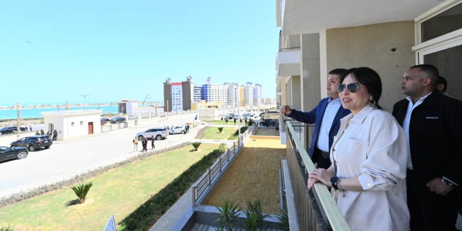 وزيرة الإسكان تتفقد مشروعات مارينا 8 و"بوغاز 24" والممشى السياحي  بمارينا