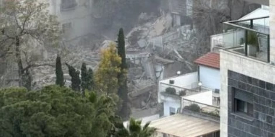 دمار هائل في حيفا المحتلة وفقدان 4 إسرائيليين بعد سقوط صاروخ إيراني.. صور