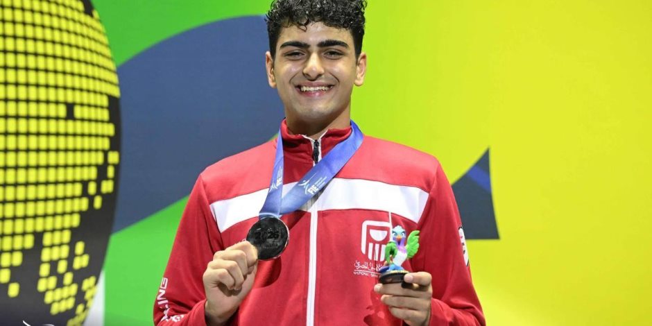 وزير الشباب والرياضة يهنئ عبدالرحمن طلبه بعد التتويج بفضية سلاح الشيش في بطولة العالم للناشئين