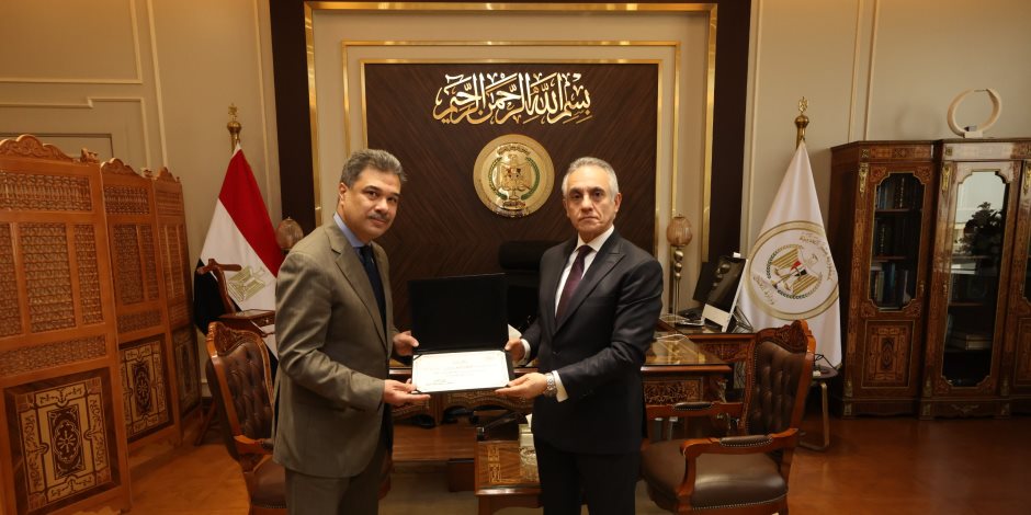 لتطوير العمل القضائي.. وزير العدل ينتدب 13 مساعدا جديدا .. ويكرم مساعدي الوزير السابقين