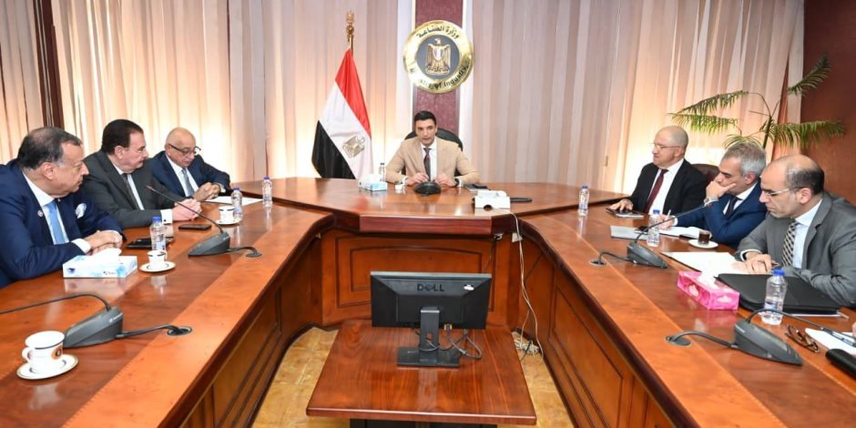 وزير الصناعة يبحث مع اتحاد الصناعات وغرفة البترول تعظيم الاستفادة من الخامات التعدينية