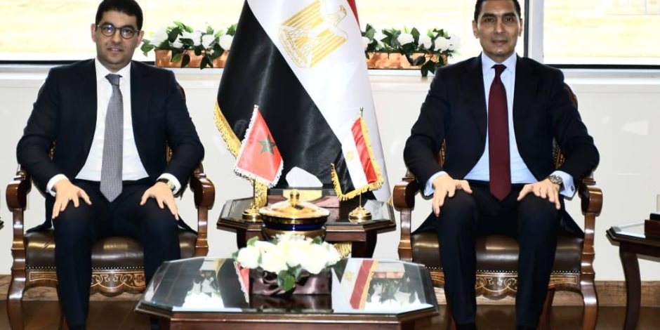 وزير الشباب والرياضة نظيره المغربي في جولة داخل مقر الوزارة بالعاصمة الجديدة