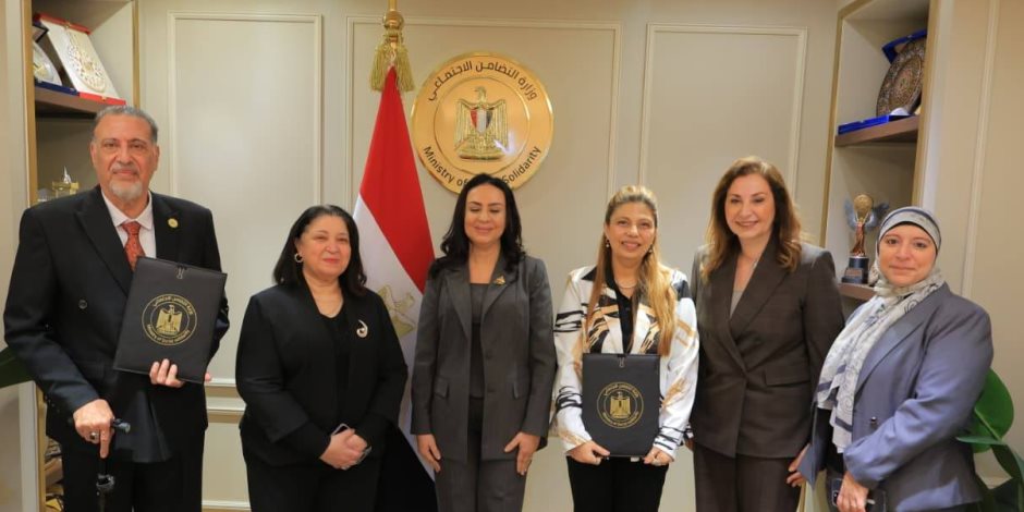 وزيرة التضامن تشهد توقيع عقود تمويل المشروعات متناهية الصغر بين صندوق دعم الصناعات الريفية والبيئية
