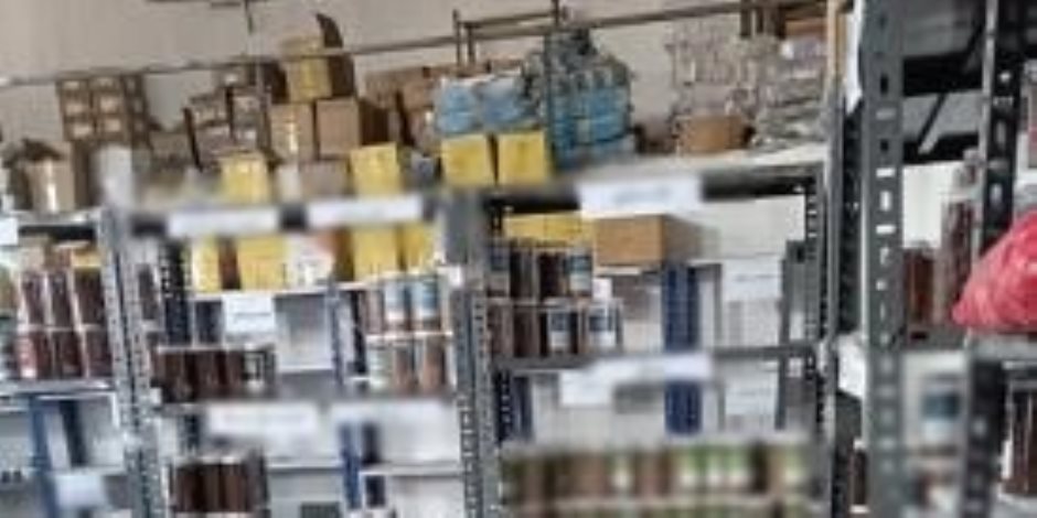 ضبط القائم على ترويج منتجات غذائية ومستحضرات تجميل مجهولة المصدر عبر السوشيال ميديا