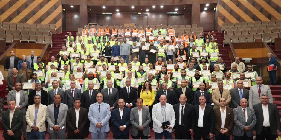 محافظ الجيزة يكرم عمال النظافة والسائقين تقديرًا لدورهم في التعامل مع موجة الأمطار