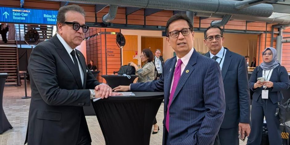 وزير الصحة يبحث مع نظيره الإندونيسي تعزيز الترصد الوبائي والإنذار المبكر