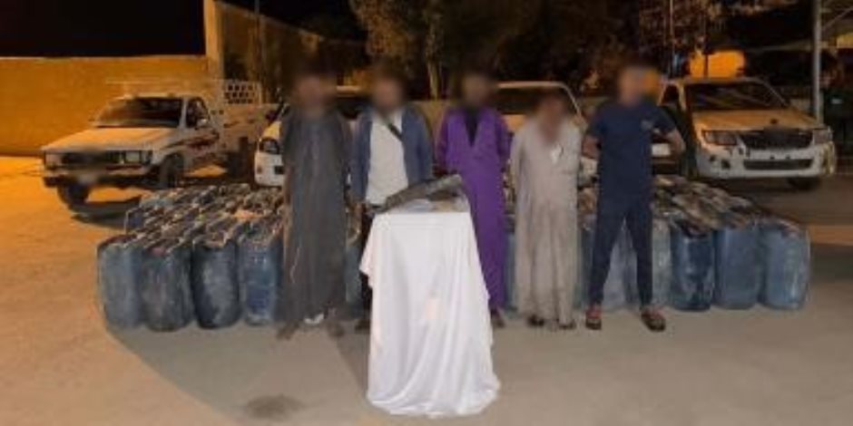 ضبط 5 أشخاص وبحوزتهم قرابة 3.5 طن مواد بترولية بداخل مخزن بأسوان