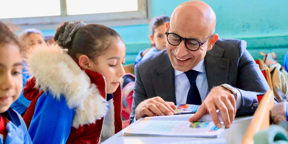 وزير التربية والتعليم يجري جولة تفقدية مفاجئة بعدد من مدارس محافظة الشرقية