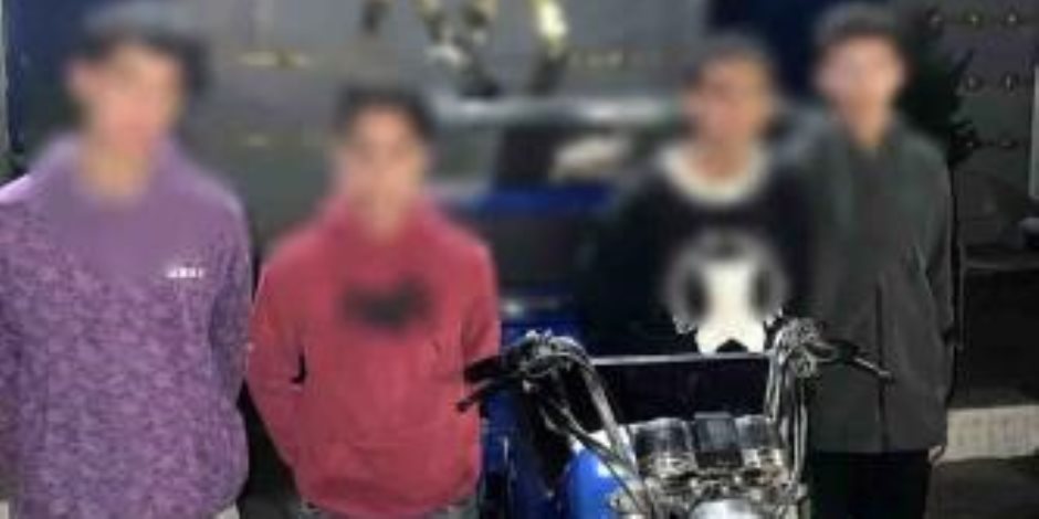 ضبط عددا من الأشخاص يستقلون "تروسيكل" لقيامهم بأداء حركات استعراضية ومضايقة الفتيات أمام مدرسة بالإسكندرية