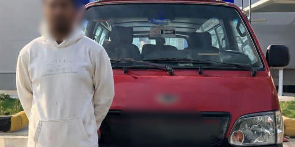 ضبط سائق ميكروباص لتعديه على قائد سيارة بسبب أولوية المرور بالقاهرة