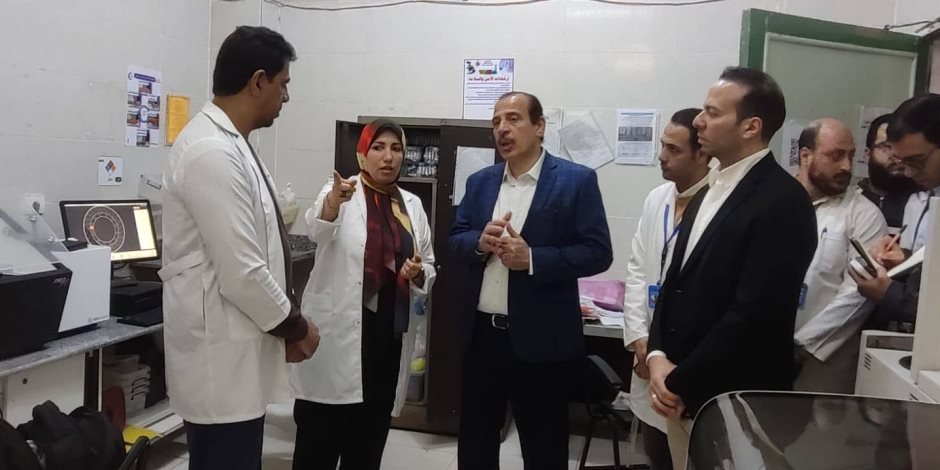 نائب وزير الصحة يتفقد المنشآت الطبية بالبحيرة ويوصي بصرف مكافآت للمتميزين