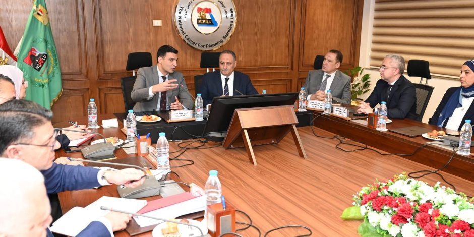 وزير الصناعة يبحث مع مدير المركز الوطني لتخطيط استخدامات أراضي الدولة آليات حوكمة منظومة طرح الأراضي الصناعية