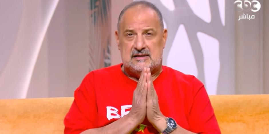 شاهد.. شقيقة الفنان خالد الصاوي تفاجئه على الهواء