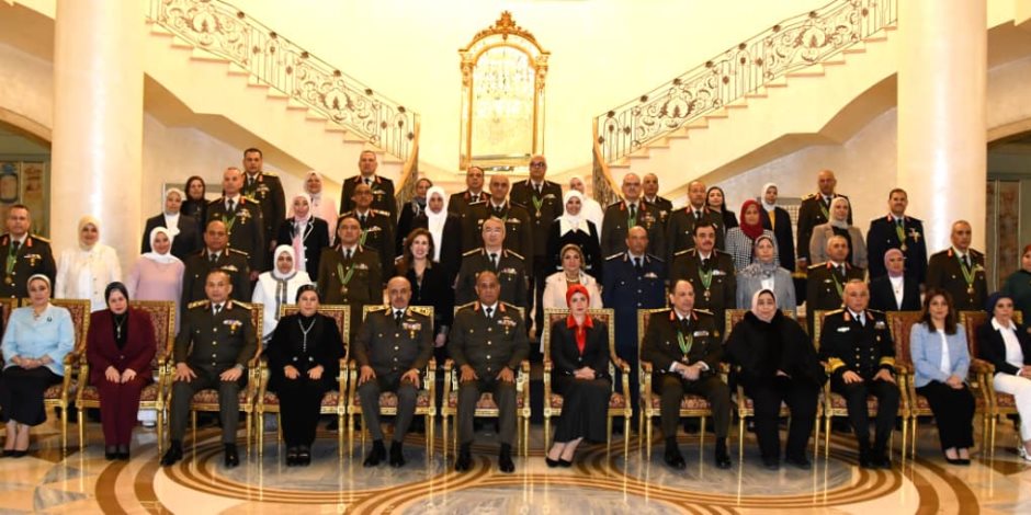 الفريق أشرف سالم زاهر القائد العام للقوات المسلحة وزير الدفاع والإنتاج الحربى يكرم عدداً من القادة الذين أوفوا العطاء بالقوات المسلحة