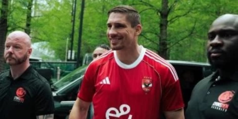 قبل النزال العالمى بالأهرامات .. ظهور فيرهوفن أسطورة الكيك بوكسينج بقميص الأهلي.. صور