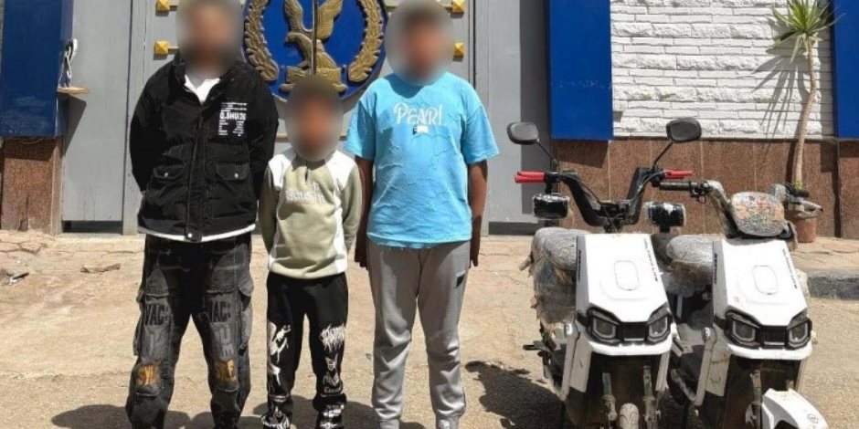 ضبط 3 طلاب لمضايقتهم فتيات أمام مدرسة بدراجات كهربائية بالمنوفية