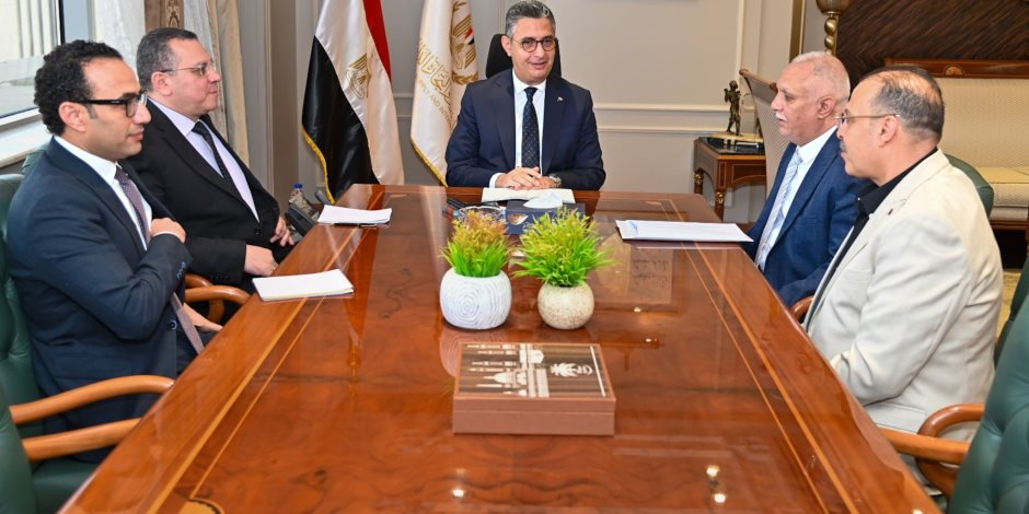 وزير التموين والتجارة الداخلية يعقد اجتماعًا موسعًا مع ممثلي البدالين التموينيين وشعبة المواد الغذائية