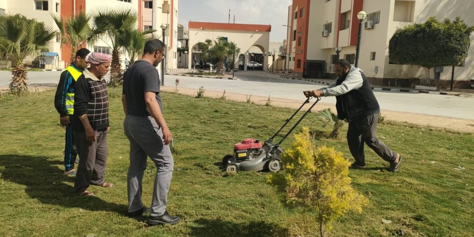 صيانة وتشجير حدائق مستشفى العريش استعداد لافتتاح قسم الكلى الصناعي خلال احتفالات العيد القومي (صور) 