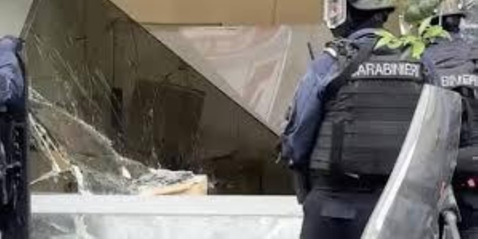 حدث في إيطاليا .. لصوص يحتجزون رهائن داخل بنك شهير  ويهربون عبر الأنفاق.. فيديو