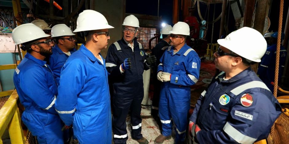 وزير البترول والثروة المعدنية يتفقد العمل بالوردية الليلية ويبيت مع العاملين على الحفار EDC 73