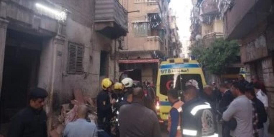 مصرع 3 أشخاص فى انهيار سقف عقار بحى وسط الإسكندرية.. صور
