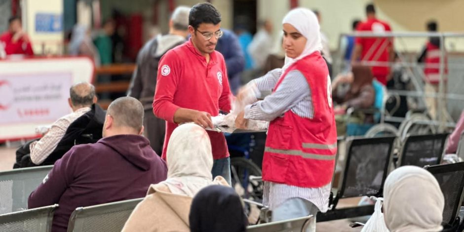 الهلال الأحمر المصري يستقبل الدفعة 36 من المصابين الفلسطينيين ويدفع بقافلة" زاد العزة* الـ 179 لغزة (صور)  