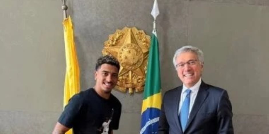 سفير البرازيل بالقاهرة يستقبل لاعب الزمالك خوان بيزيرا ويشيد بدوره في تعزيز العلاقات مع مصر
