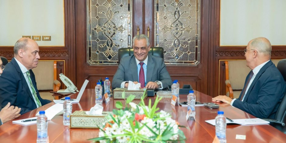 وزير الدولة للإنتاج الحربي يلتقي رئيس اتحاد الصناعات المصرية لبحث تعزيز التصنيع المحلي