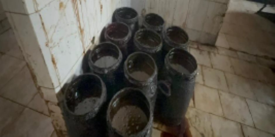 ضبط مصنع غير مرخص بداخله 15 طن عسل فاسد بالدقهلية