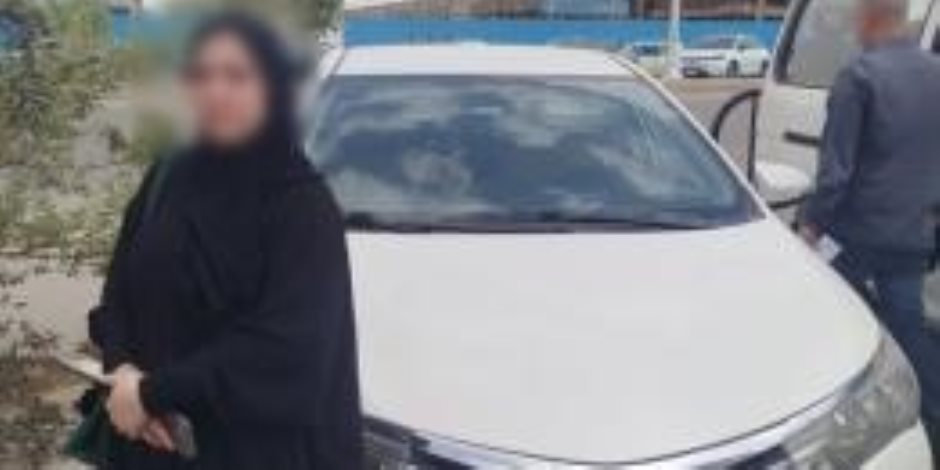 ضبط قائدة سيارة طمست لوحاتها المعدنية للهروب من المخالفات بالقاهرة