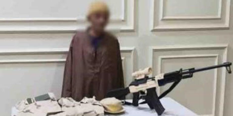 ضبط شخص ظهر بملابس أميرية وسلاح بلاستيكي في مولد بسوهاج
