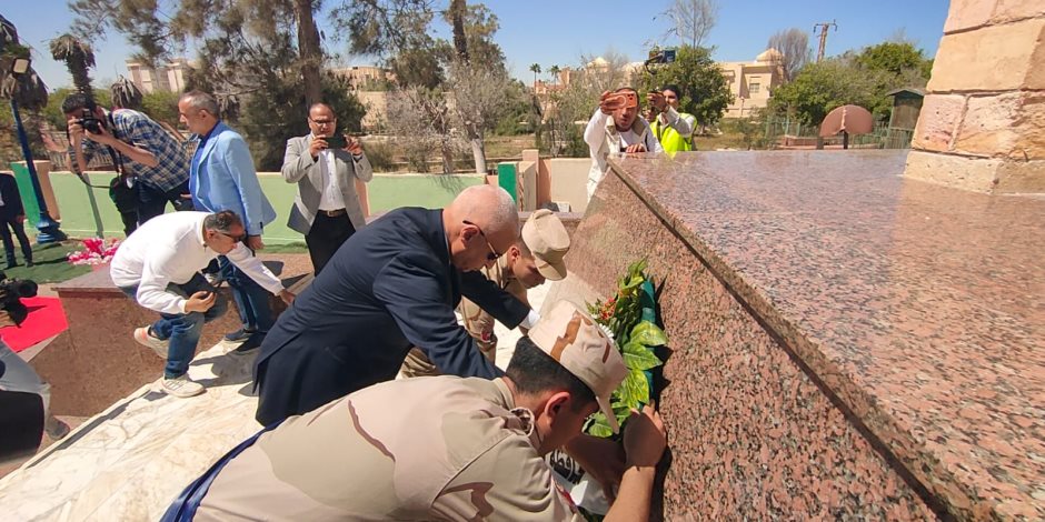محافظ شمال سيناء يضع إكليل الزهور على النصب التذكاري للجندي المجهول بالعريش (صور) 